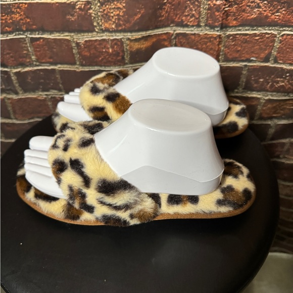 Muk Luks Fuzzy Leopard Thong Sanda - Picture 2 of 7